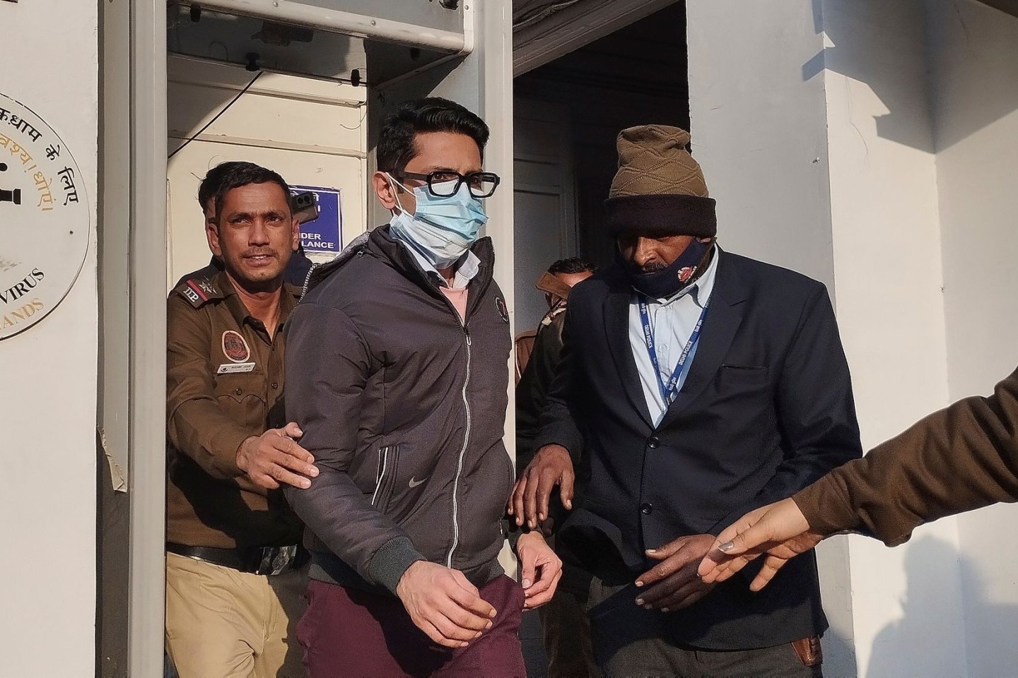 Der Flugpassagier, der auf eine Mitreisende uriniert haben soll, wird in Neu Delhi abgeführt.
