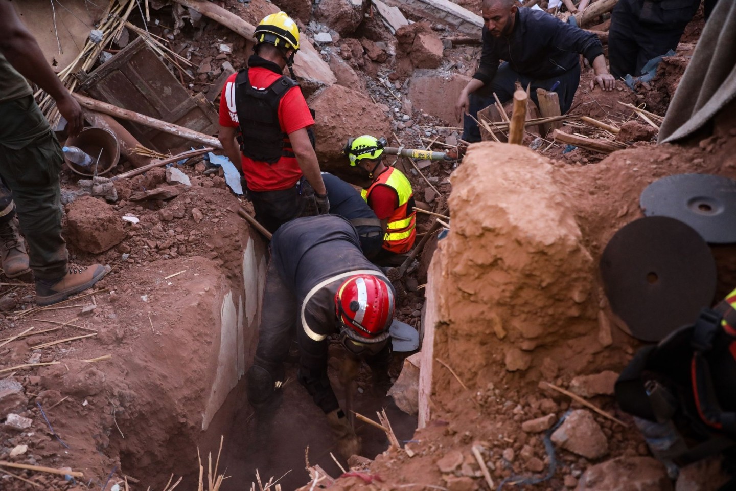 Rettungskräfte suchen in der Stadt Ouirgane nach Überlebenden.