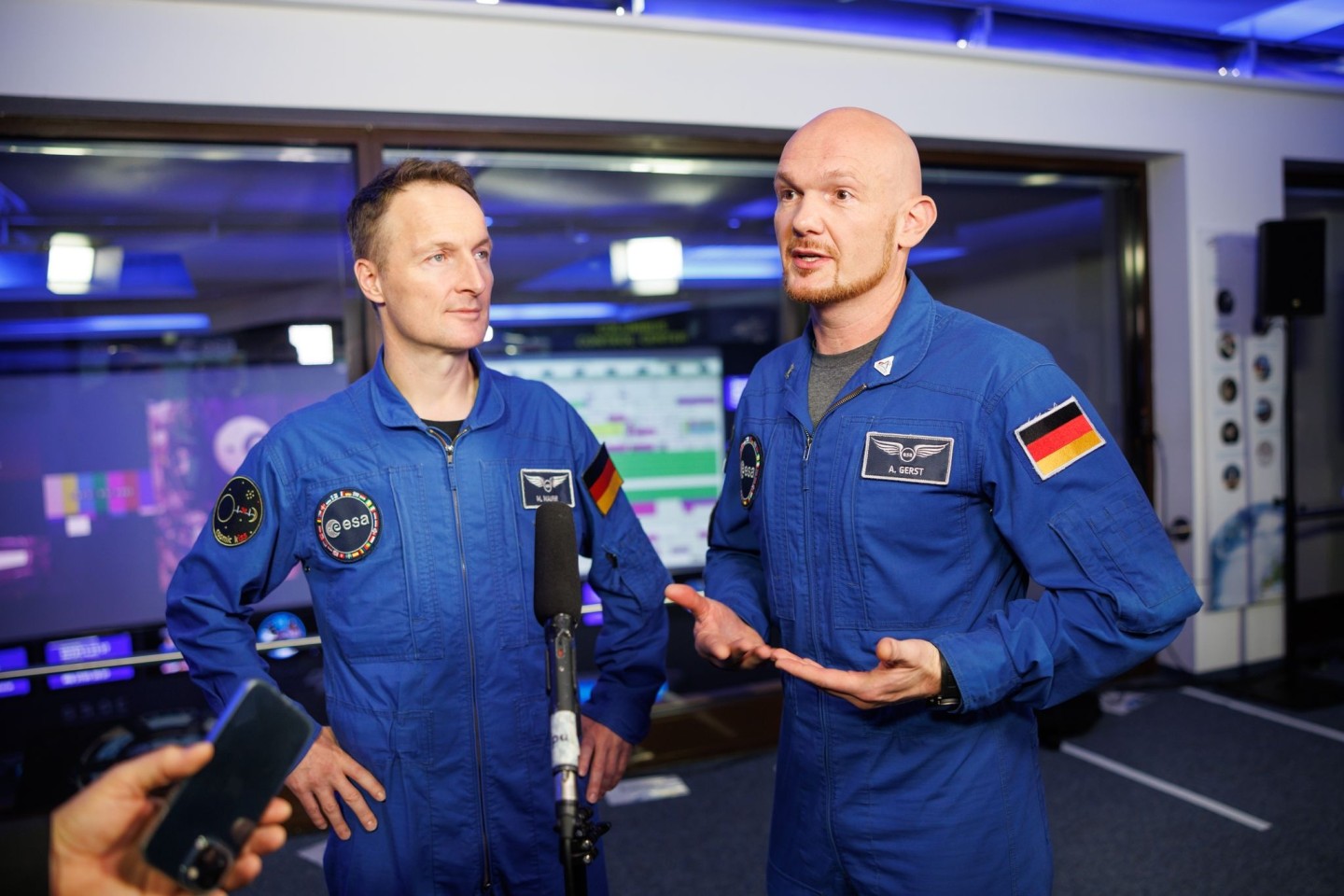 Matthias Maurer (l) und Alexander Gerst, beide Astronauten, geben beim bayerischen Raumfahrtgipfel im Deutschen Zentrum für Luft- und Raumfahrt in Weßling ein Interview.