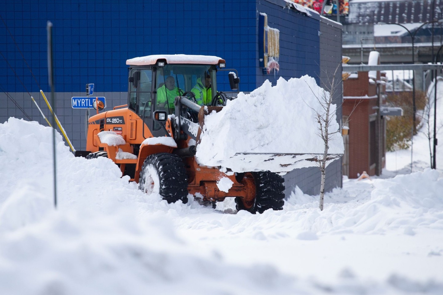 Mitarbeiter des Winterdienstes räumen in Buffalo Schnee weg.