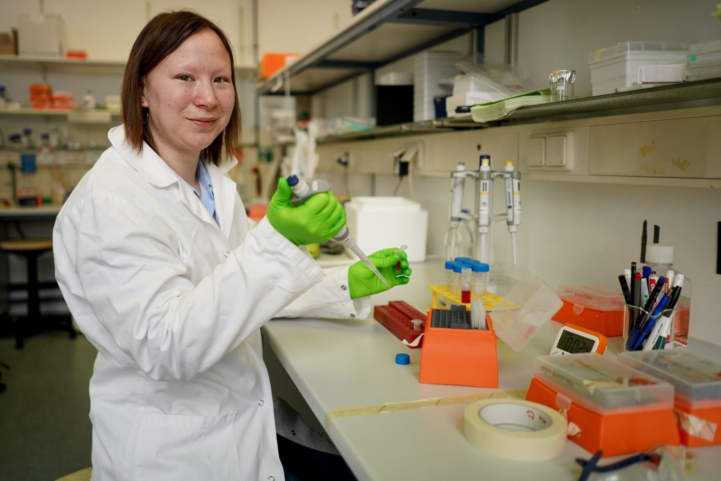 Die Biochemikerin Nadine Großmann, Mitglied des Vorstands des Vereins Loudrare, steht in einem Labor einer Berliner Universität. Großmann ist an dem Gen-Defekt «FOP» erkrankt: Dort bild...