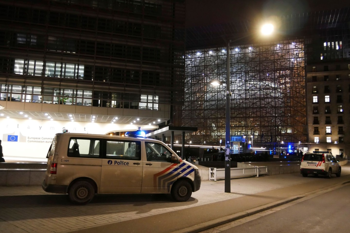 Mehrere Polizeiautos in der Nähe der Metrostation Schuman vor dem EU-Hauptquartier.
