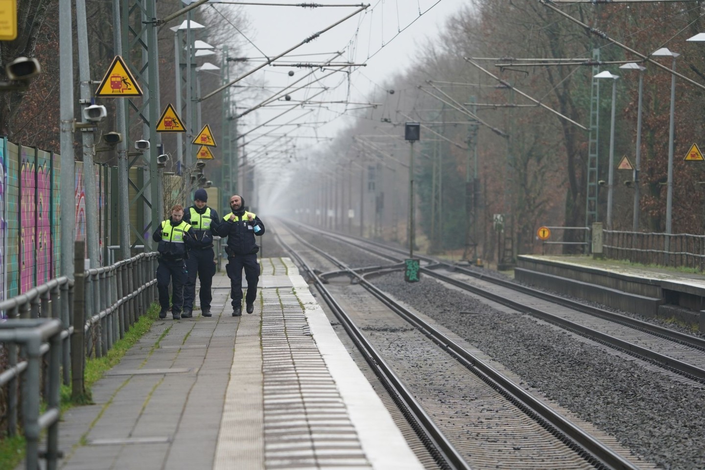 Sicherheitsleute der Deutschen Bahn auf dem Bahnsteig im Bahnhof von Brokstedt.