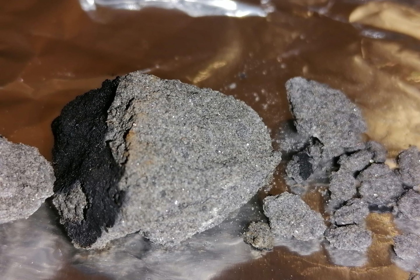 Das Bild zeigt kleine Meteoritenteile, die in Matera niedergingen.
