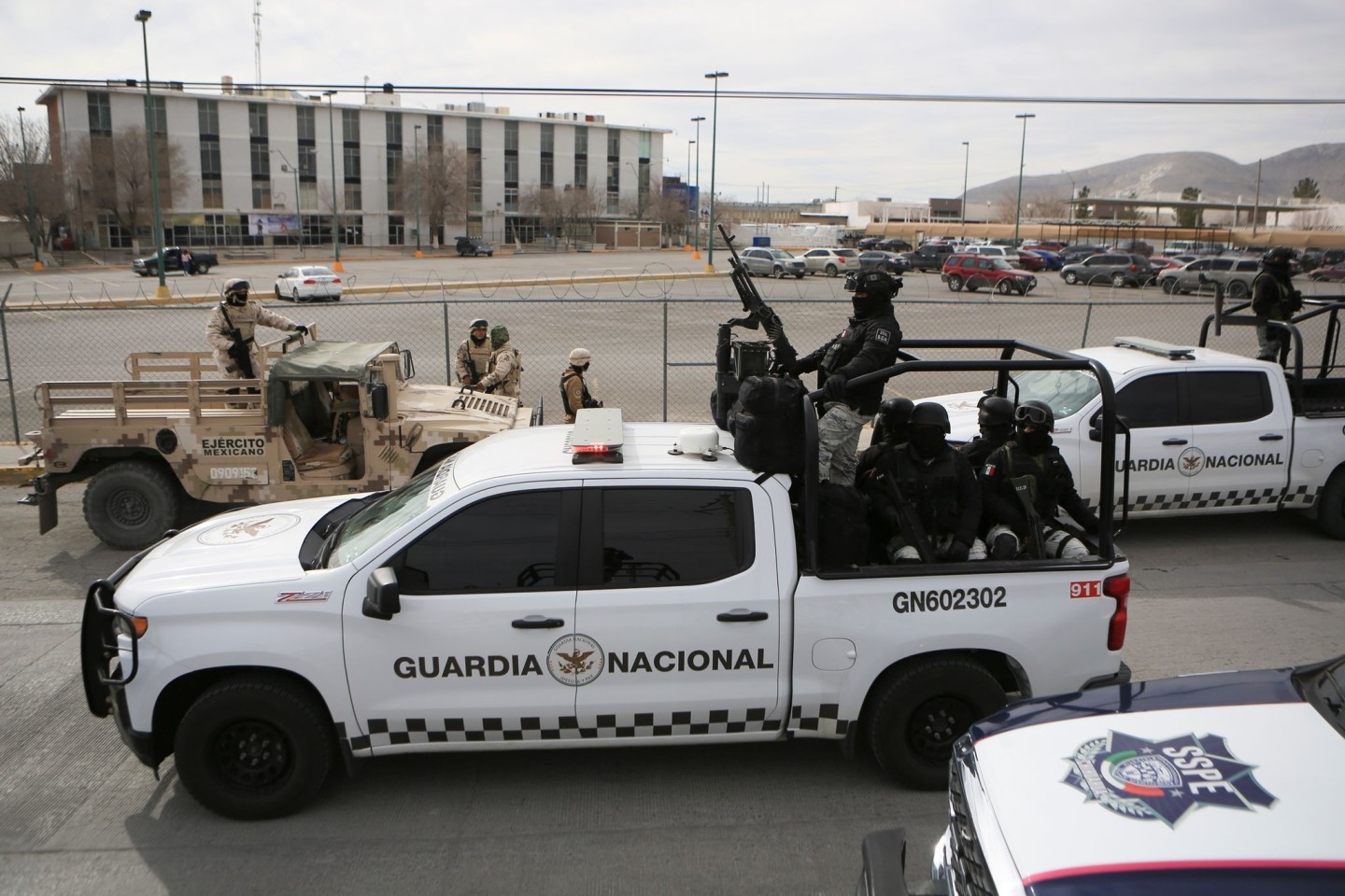 Die mexikanische Nationalgarde hält Wache vor dem Staatsgefängnis in Ciudad Juárez.
