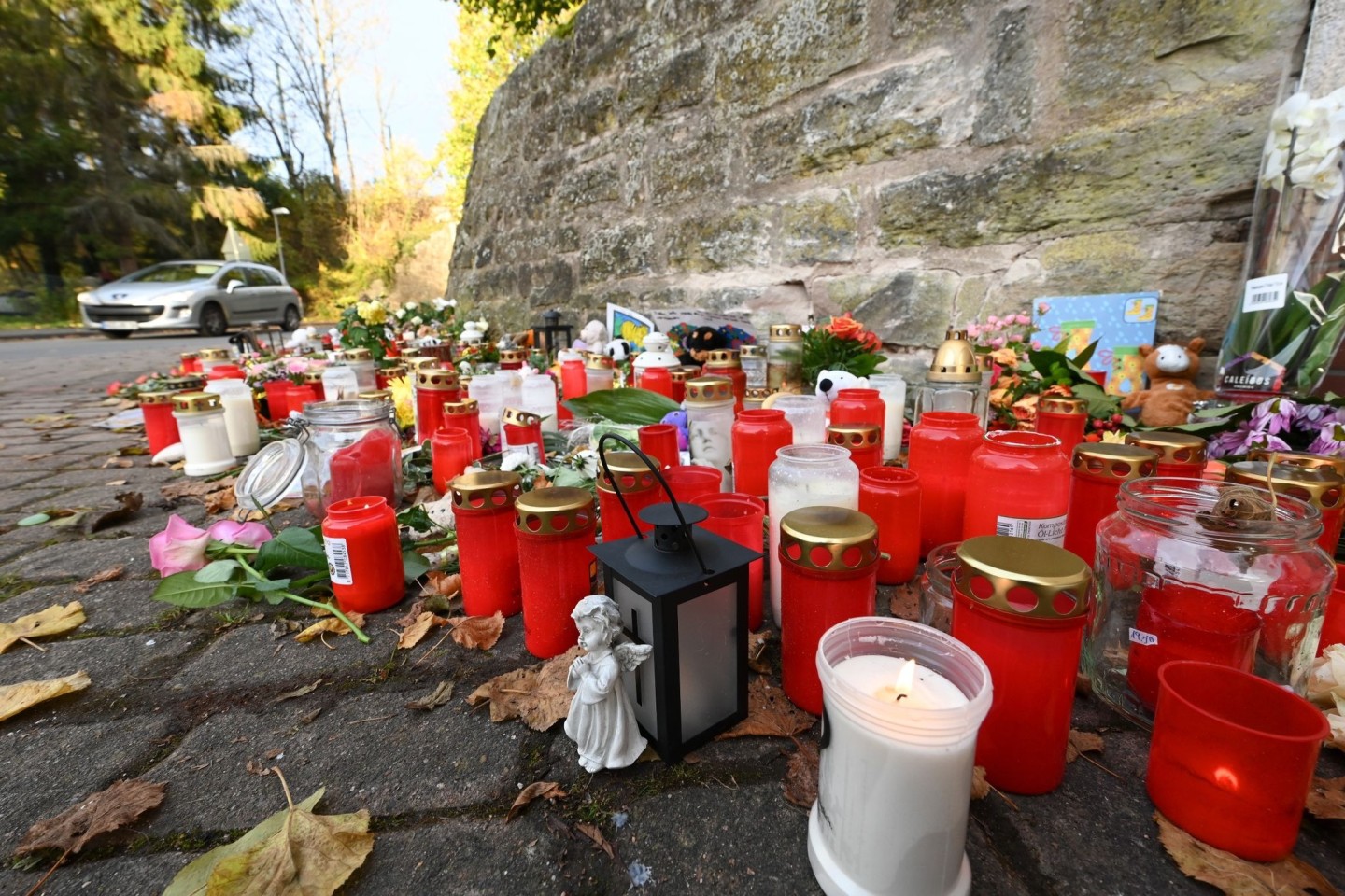 Der Unfallort in Witzenhausen-Gertenbach ist im Herbst 2021 mit Blumen, Teddies und Kerzen geschmückt.