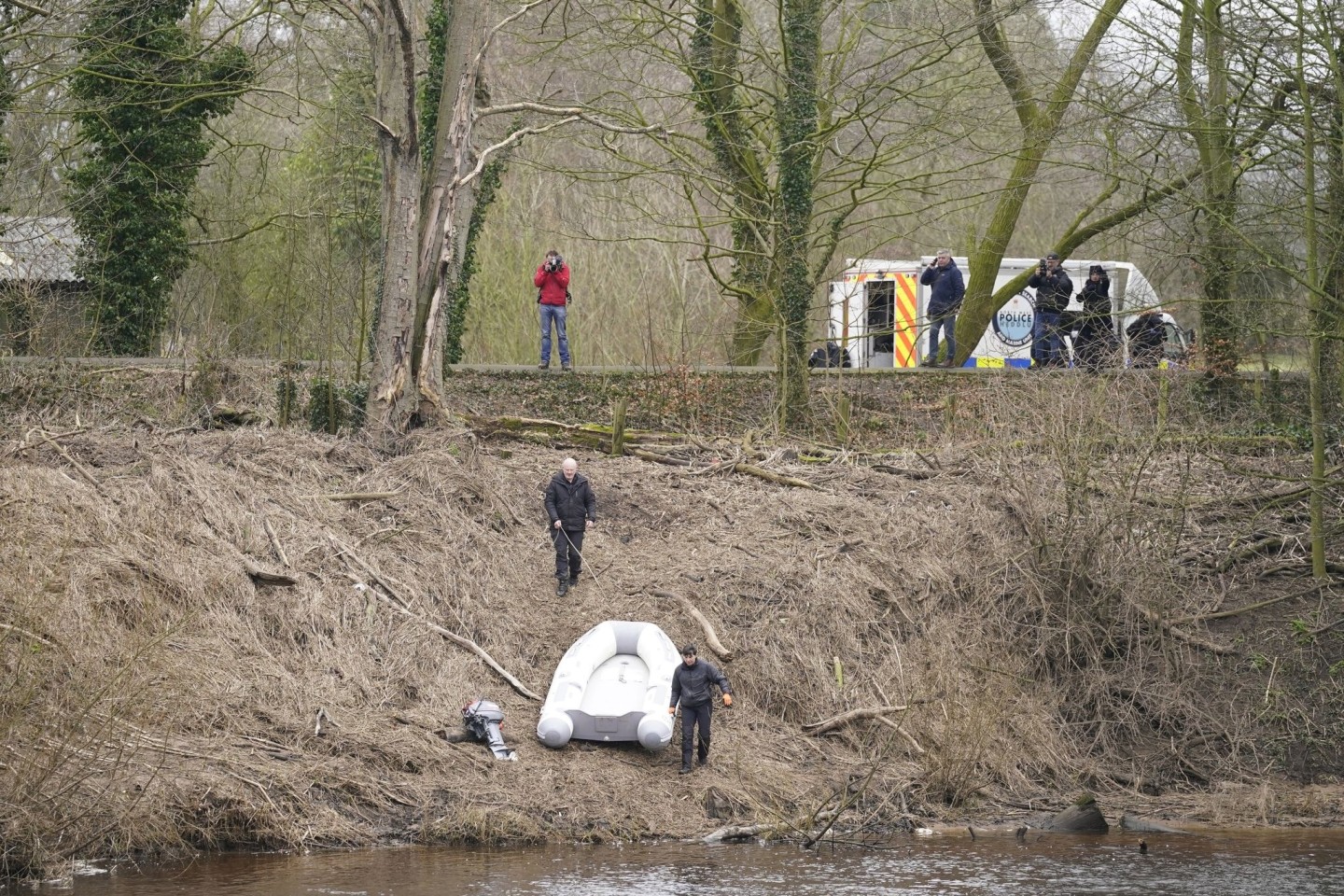 Polizeikräfte suchen am Fluss Wyre im nordwestenglischen Ort St Michael's on Wyre nach der 45-Jährigen Frau und Mutter zweier Kinder, die spurlos verschwunden ist.