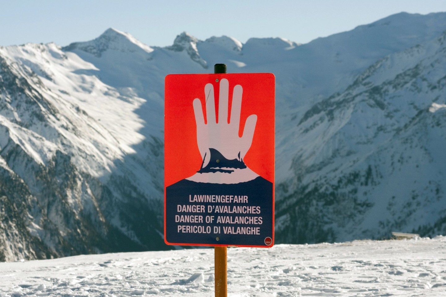 Ein Schild warnt im Skigebiet auf dem Wildkogel vor abgehenden Lawinen.