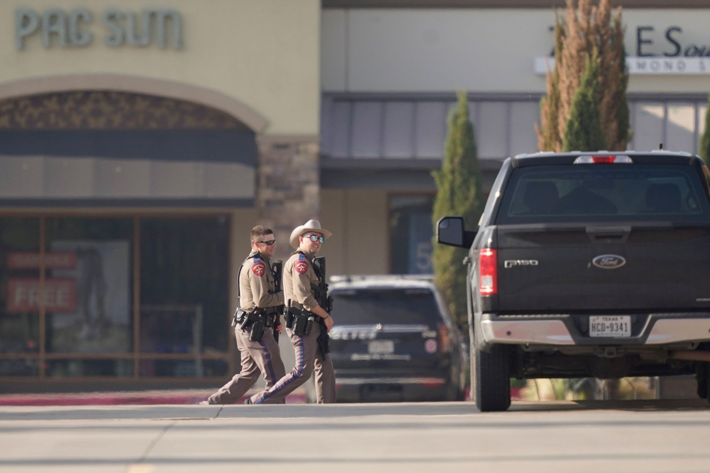 Polizeibeamte patrouillieren sind am Tag des Geschehens vor dem Einkaufszentrum im texanischen Allen.