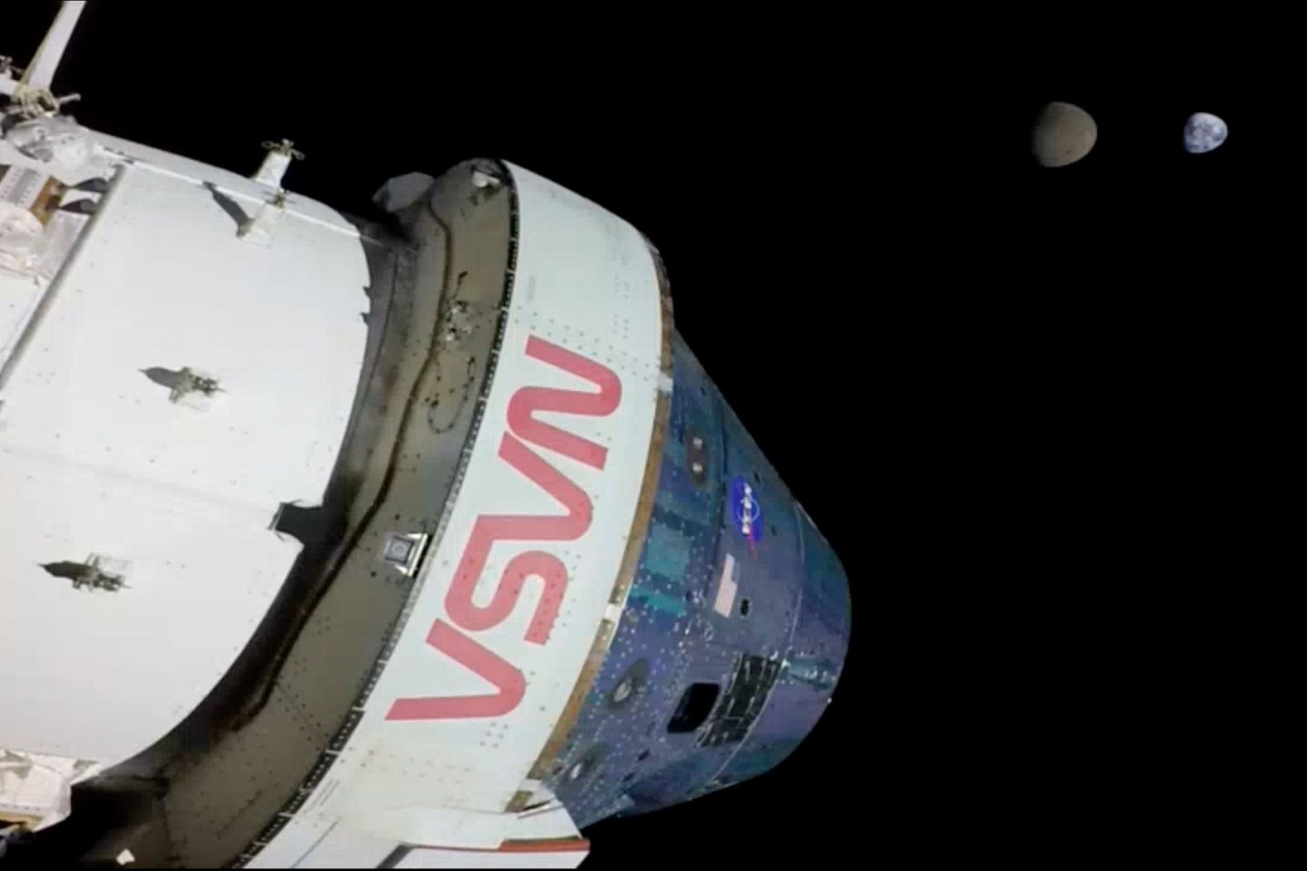 Auf dieser von der US-Raumfahrtbehörde Nasa zur Verfügung gestellten Aufnahme sind die Erde und der Mond von der «Orion»-Kapsel aus zu sehen.