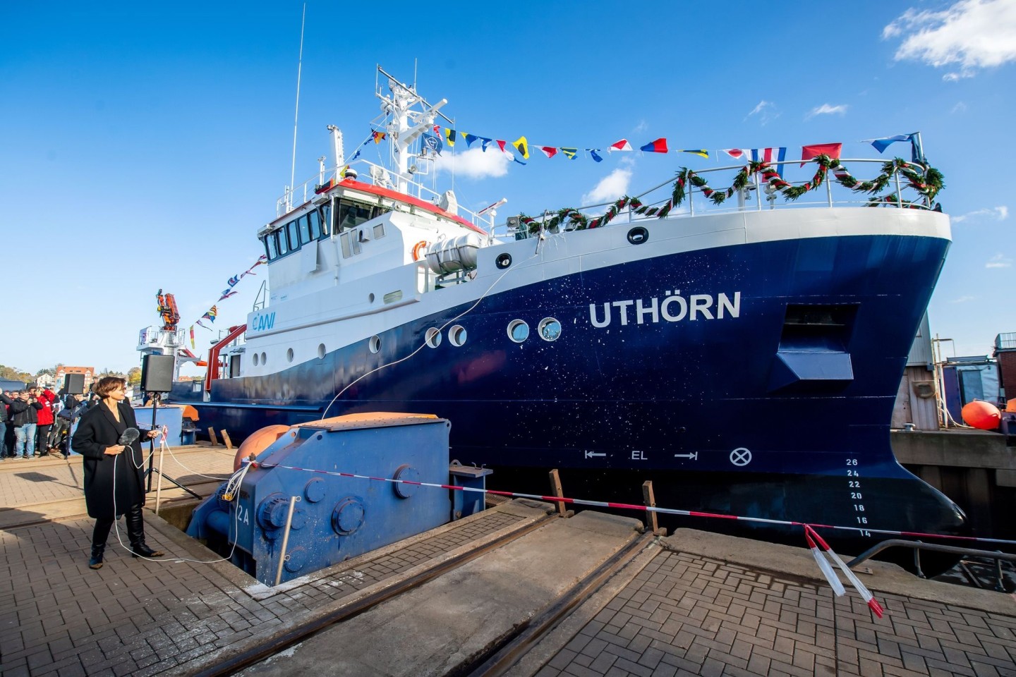 Die neue «Uthörn» ersetzt den 1982 in Dienst gestellten Forschungskutter gleichen Namens. Der Neubau soll das erste Seeschiff weltweit mit einem umweltfreundlichen und nachhaltigen Methan...