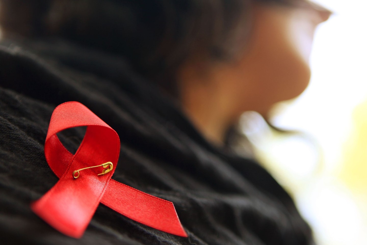 Die rote Schleife ist ein Symbol der Solidarität mit Menschen, die Aids haben oder HIV-infiziert sind.