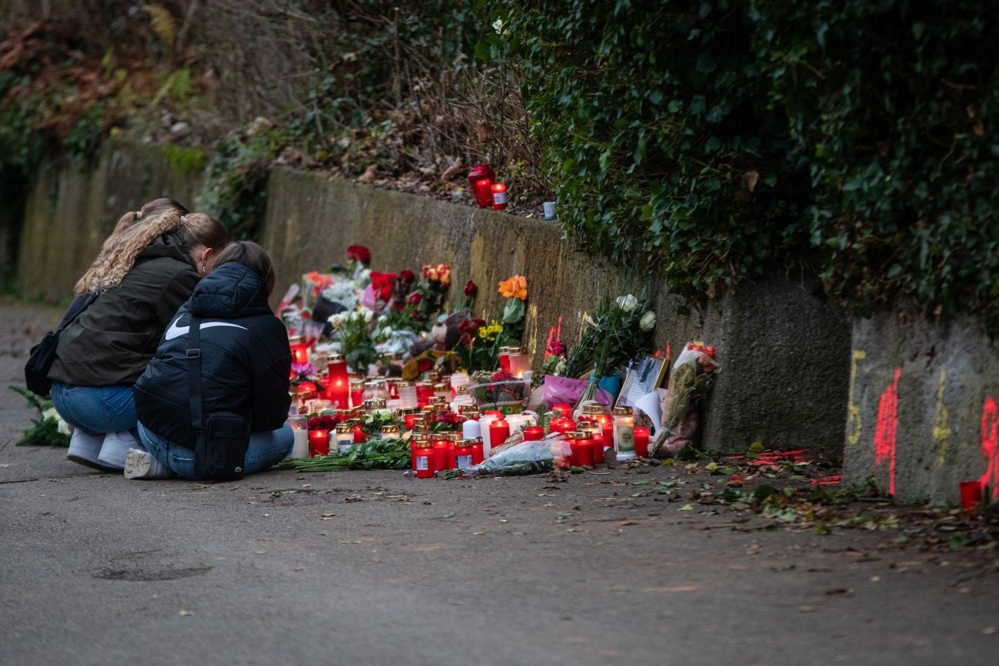 Drei Mädchen trauern am Tatort der tödlichen Schulweg-Attacke in Illerkirchberg.