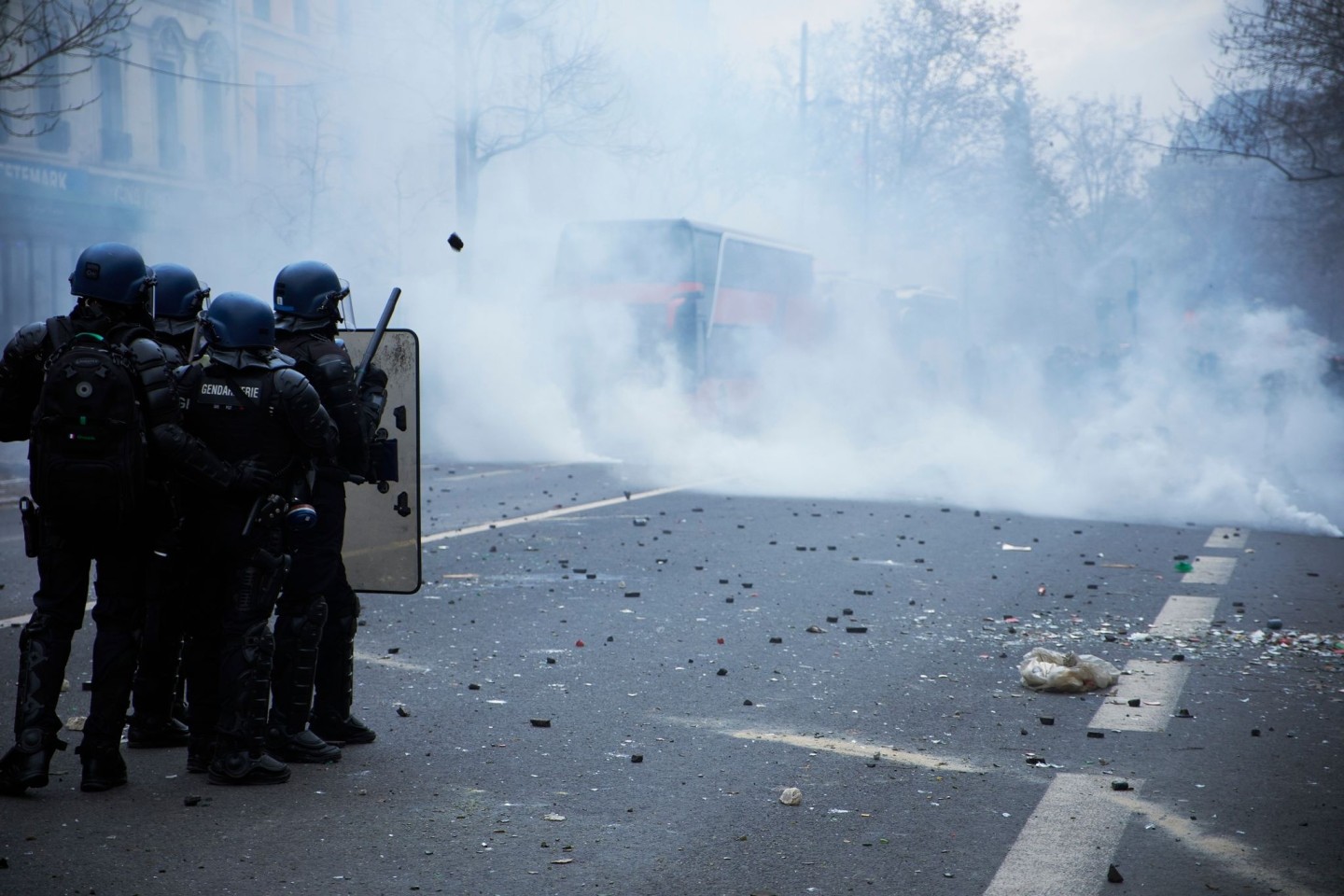 Die Polizei setzt in Paris Tränengas gegen Demonstranten ein.
