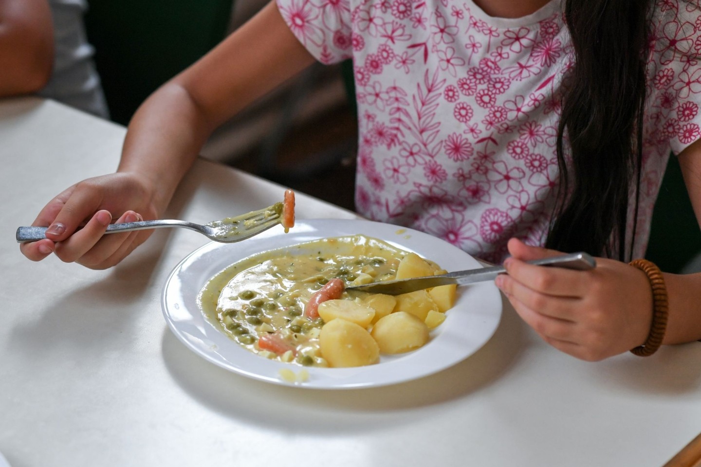 Mittagsmahlzeit für Schülerinnen und Schüler als Grundrecht? Das fordert zumindest das Deutsche Netzwerk Schulverpflegung.