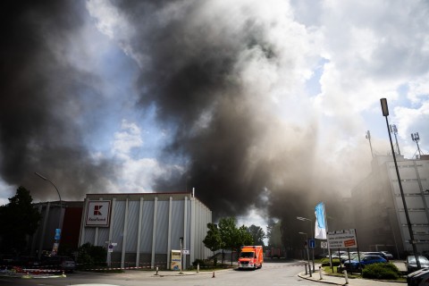 Rauchwolke durch Großbrand über Berlin - Anwohner gewarnt