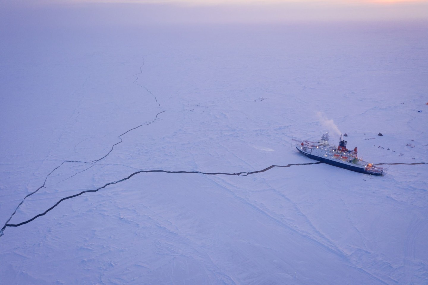 Das deutsche Forschungsschiff «Polarstern» liegt im Frühjahr 2020 während der einjährigen Mosaic-Expedition im Eis der Zentralarktis.
