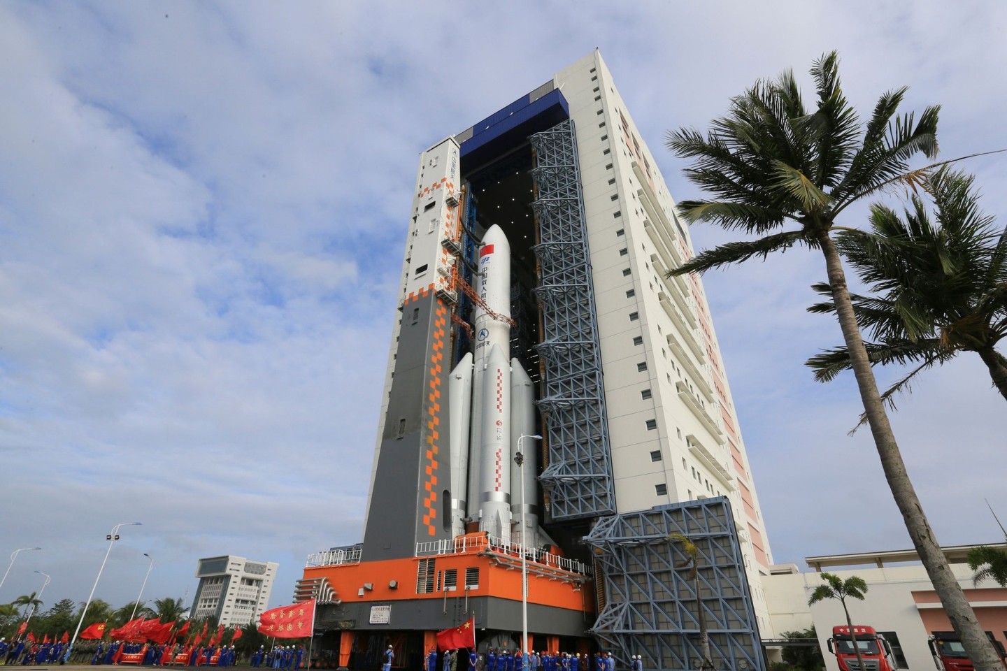 Chinas Raumstations-Labormodul «Mengtian» wird zusammen mit der Rakete «Langer Marsch 5B» zum Startgelände im Weltraumbahnhof in der südchinesischen Provinz Hainan transportiert.