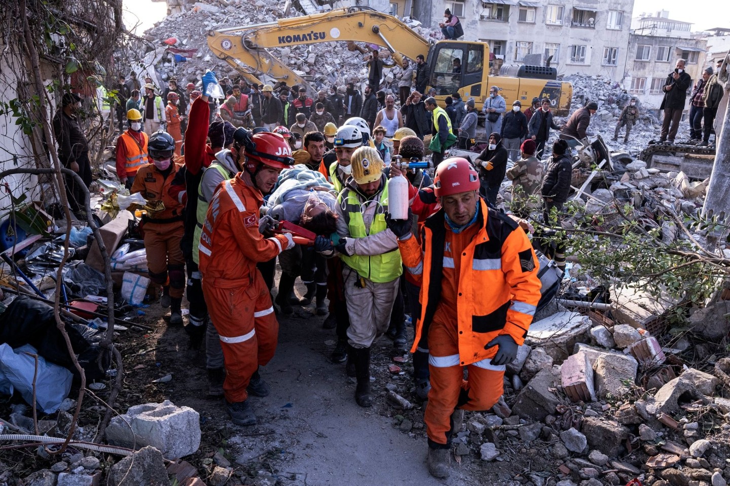Rettungskräfte und Sanitäter bergen am Mittwoch eine Person rund eineinhalb Wochen nach der Erdbebenkatastrophe aus einem eingestürzten Gebäude in Antakya.