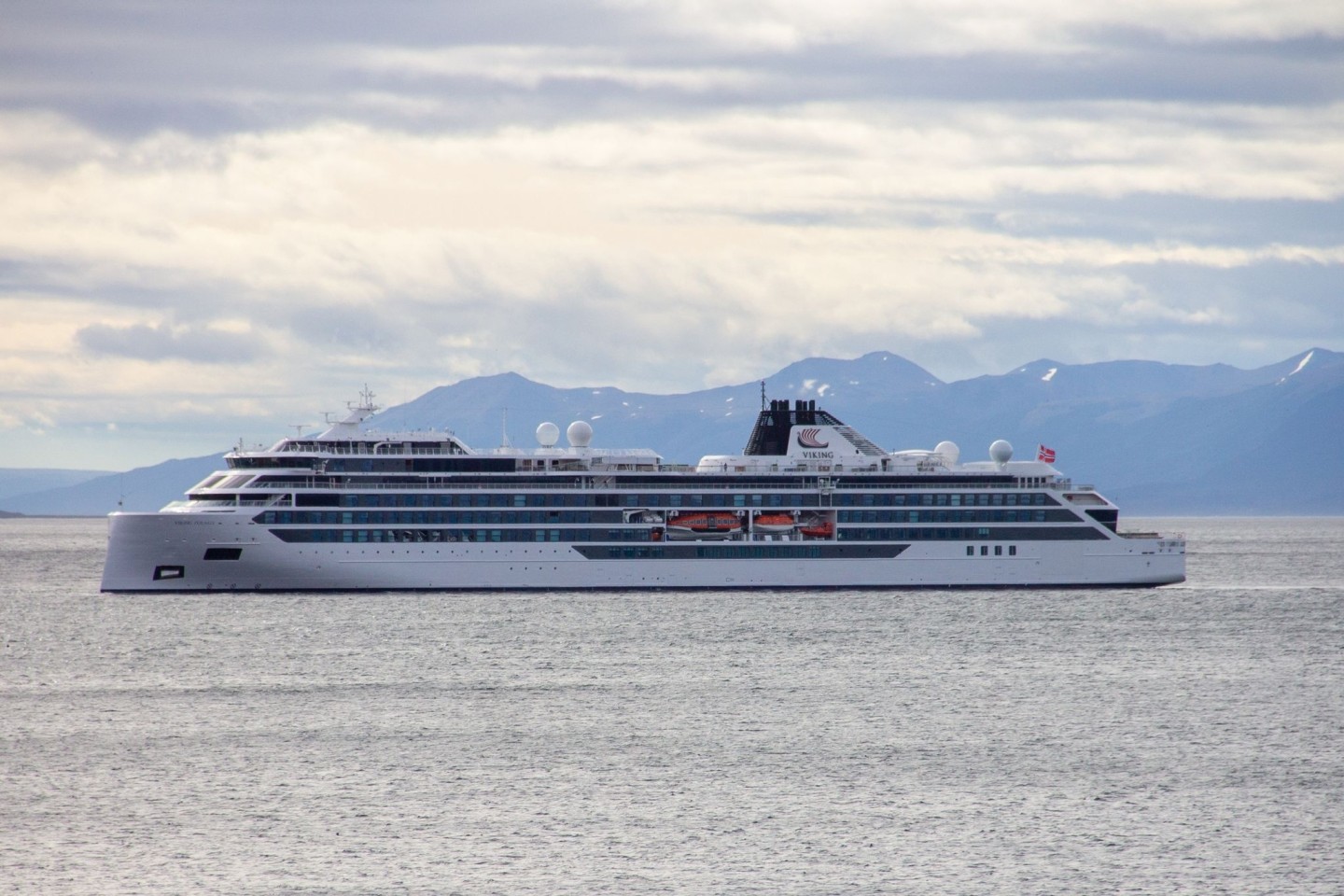 Das Kreuzfahrtschiff «Viking Polaris» liegt vor Ushuaia. Beim Aufprall einer gewaltigen Welle auf das Kreuzfahrtschiff auf Antarktis-Tour sind ein Fahrgast getötet und vier weitere verlet...