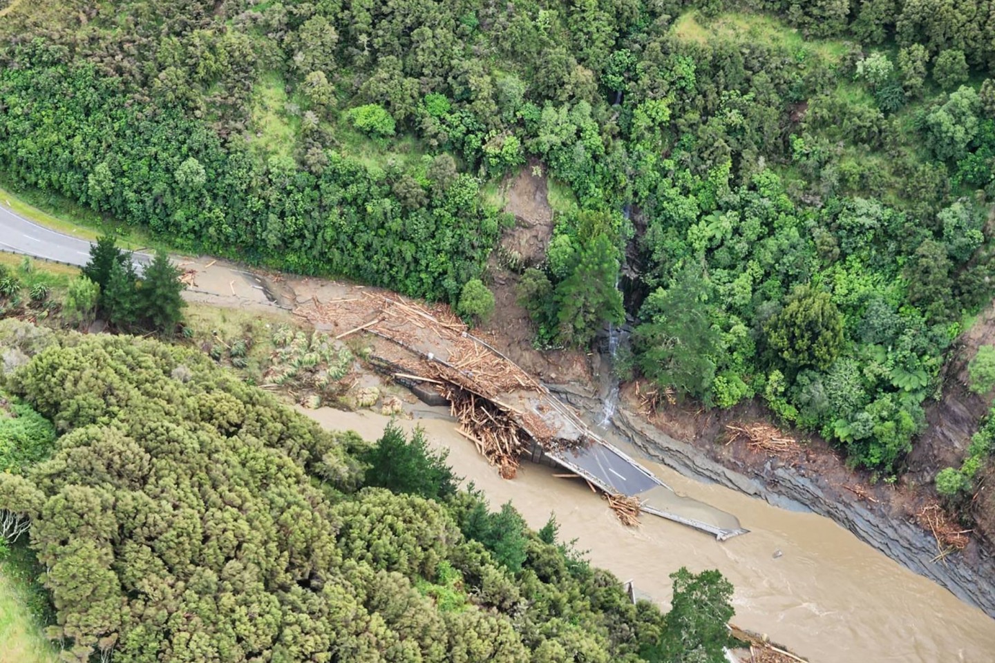 Schäden am State Highway 2 zwischen Napier und Wairoa, die durch den Zyklon «Gabrielle» verursacht wurden.