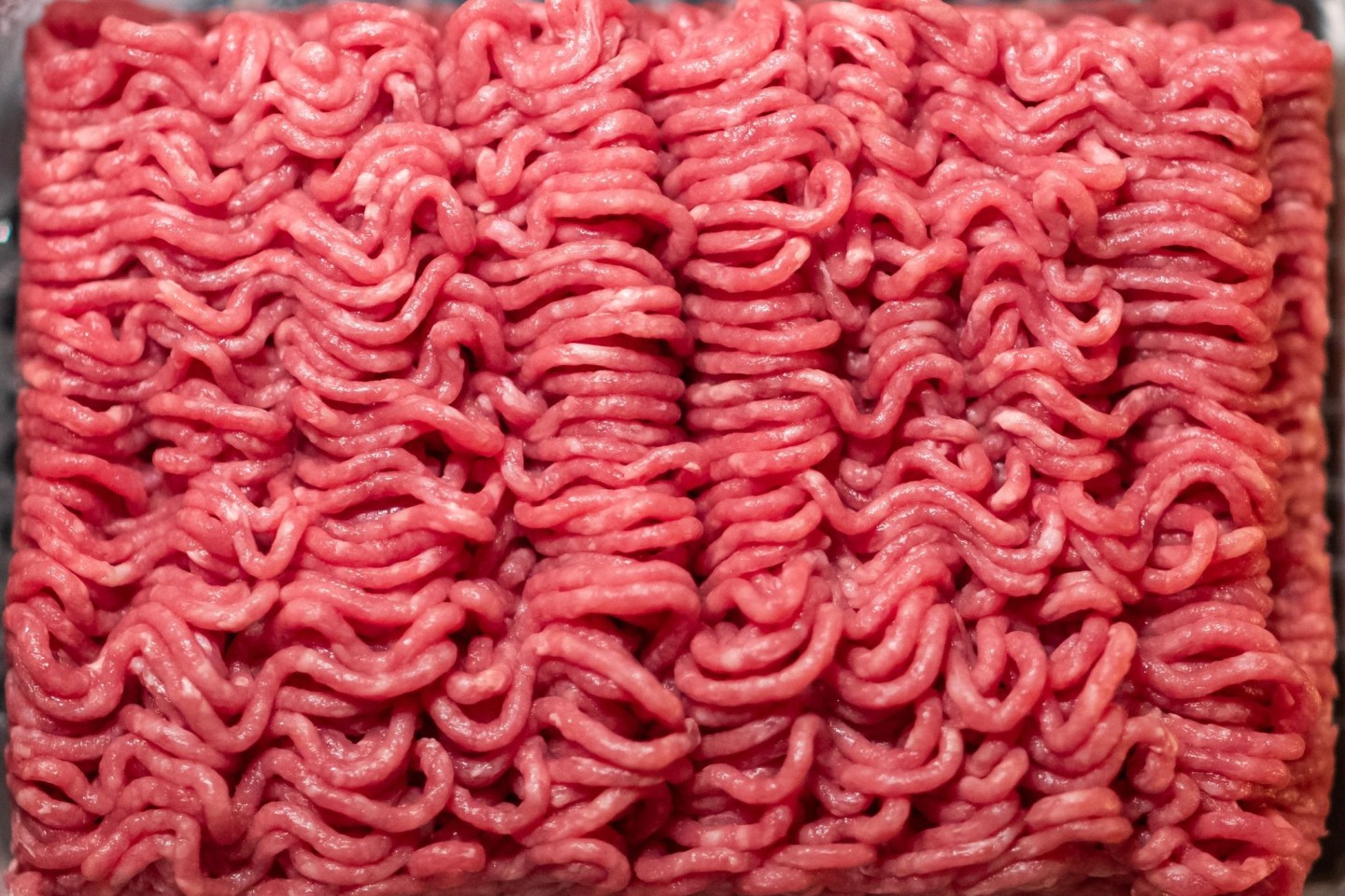 Bio-Hackfleisch vom Rind aus dem Supermarkt liegt in einer Schale.