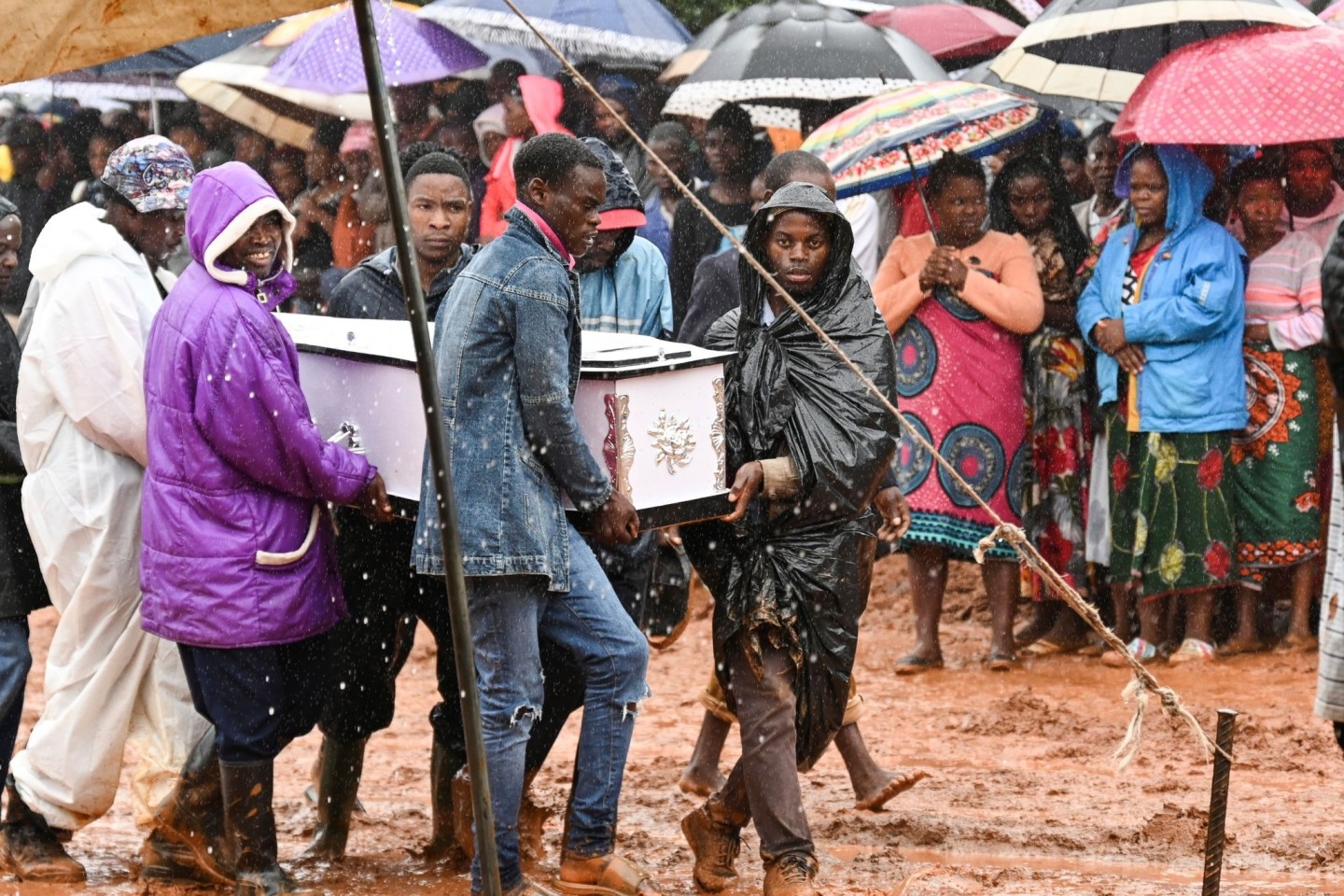 In Blantyre in Malawi wird ein Opfer des Zyklons beerdigt.