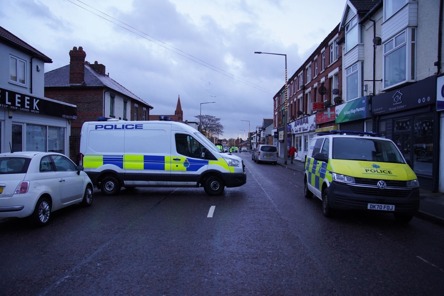 Fahrzeuge der Polizei stehen am Tatort nach Schüssen in einem Pub an Heiligabend in der Nähe von Liverpool.