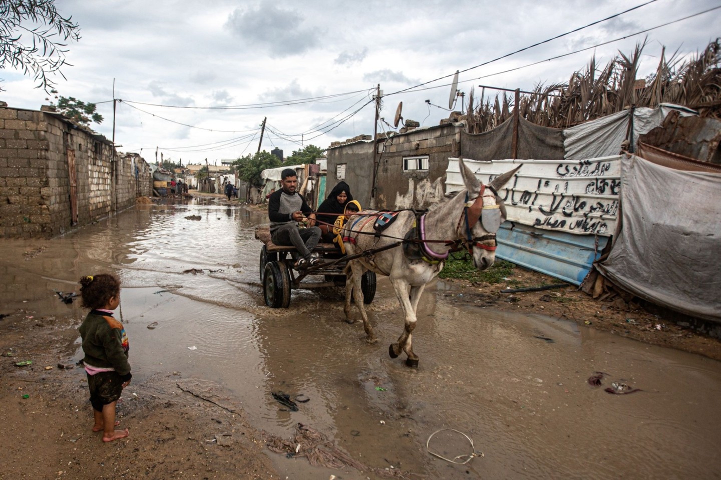 Eine Familie fährt mit einer Kutsche über einen überschwemmten Weg. Schwere Regenfälle und Überschwemmungen beeinträchtigen das tägliche Leben der Palästinenser in der Stadt Chan Yun...