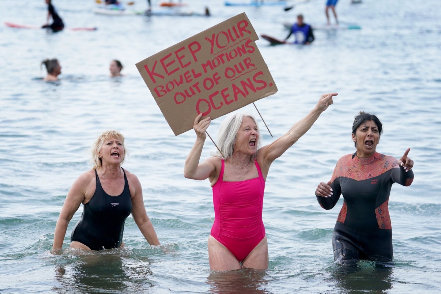 Protest am Brighton West Pier in East Sussex gegen die Wasserverschmutzung.