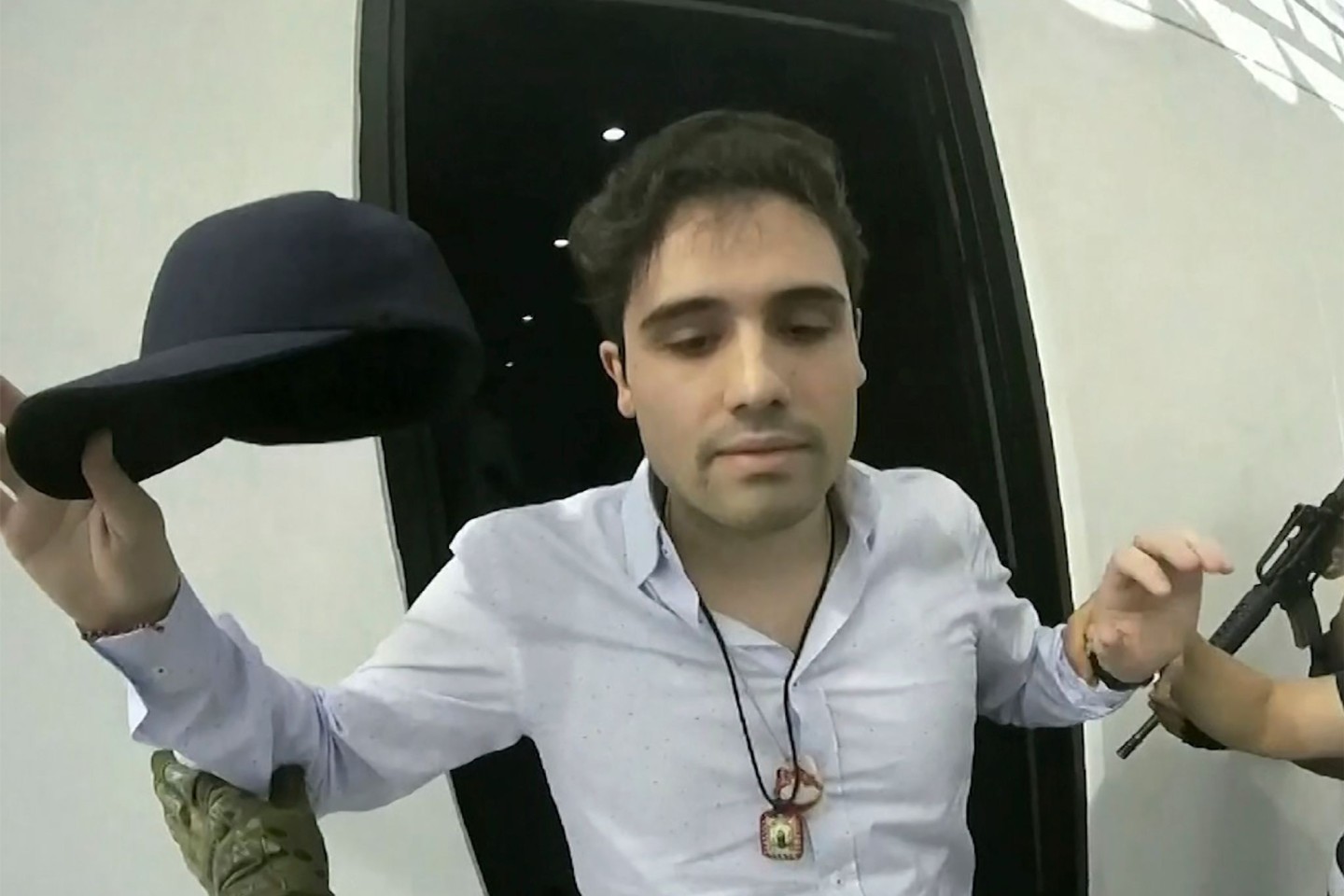 Dieses von der mexikanischen Regierung zur Verfügung gestellte Videostandbild zeigt Ovidio Guzman Lopez bei seiner Festnahme (Archivbild).