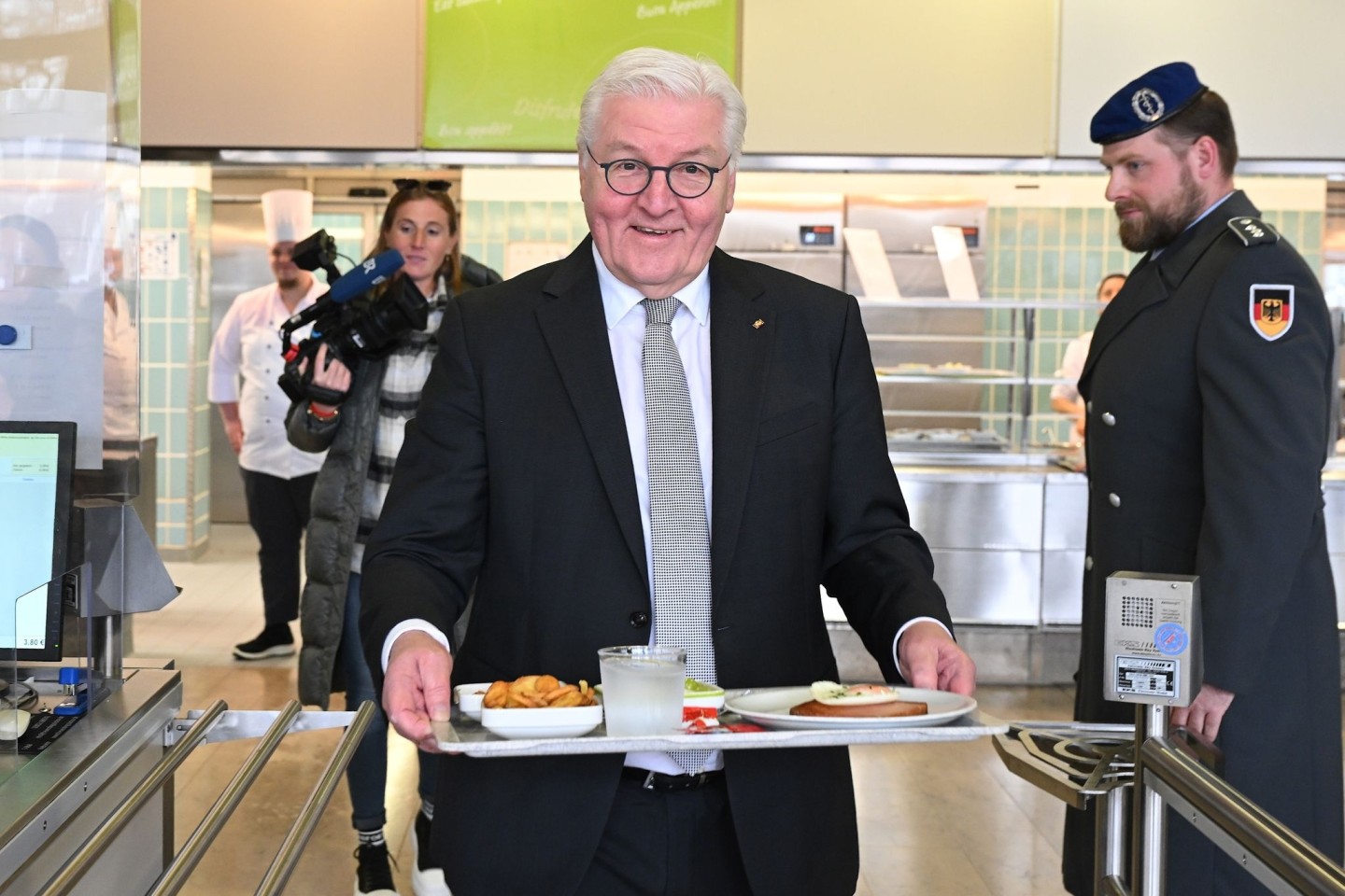 Bundespräsident Frank-Walter Steinmeier bei einem Mittagessen in der Kantine der Bundeswehr - ob er die anwesenden Soldaten mit «Mahlzeit» begrüßte, ist nicht bekannt.