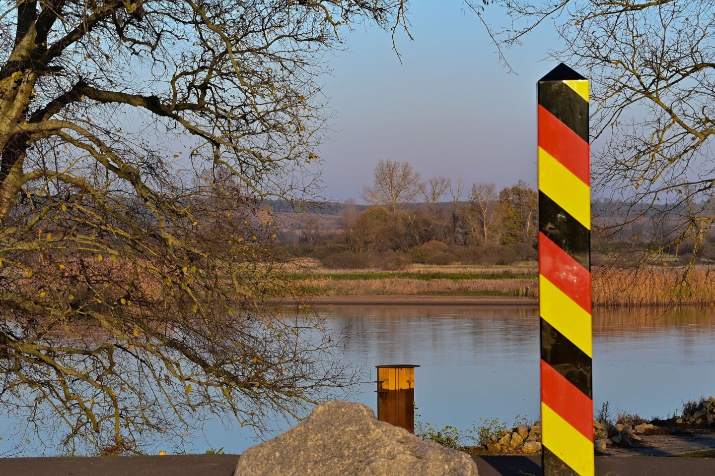 Der Fluss Oder verläuft an der deutsch-polnischen Grenze.