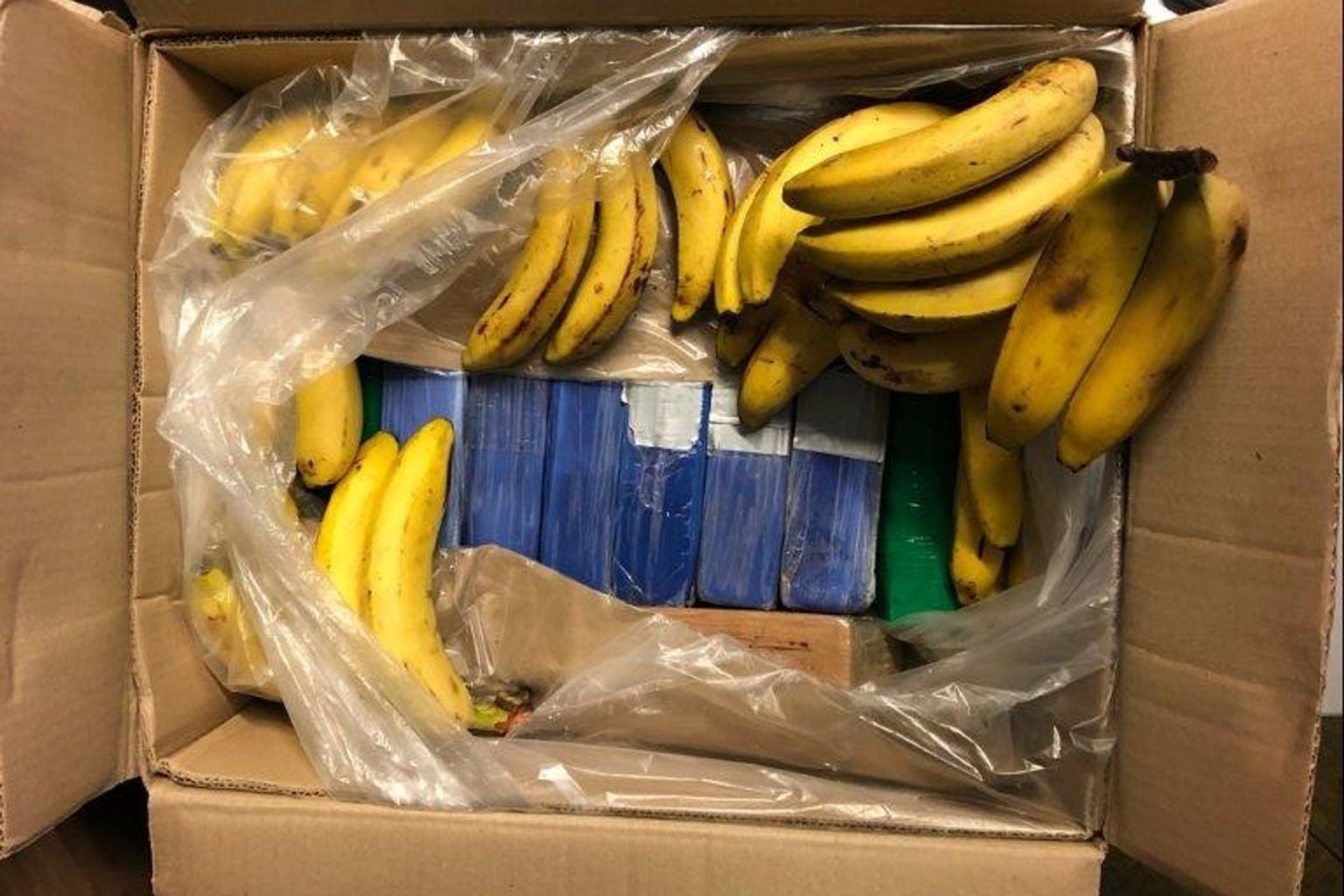Tafel-Mitarbeiter haben in Bananenkisten Kokain gefunden.