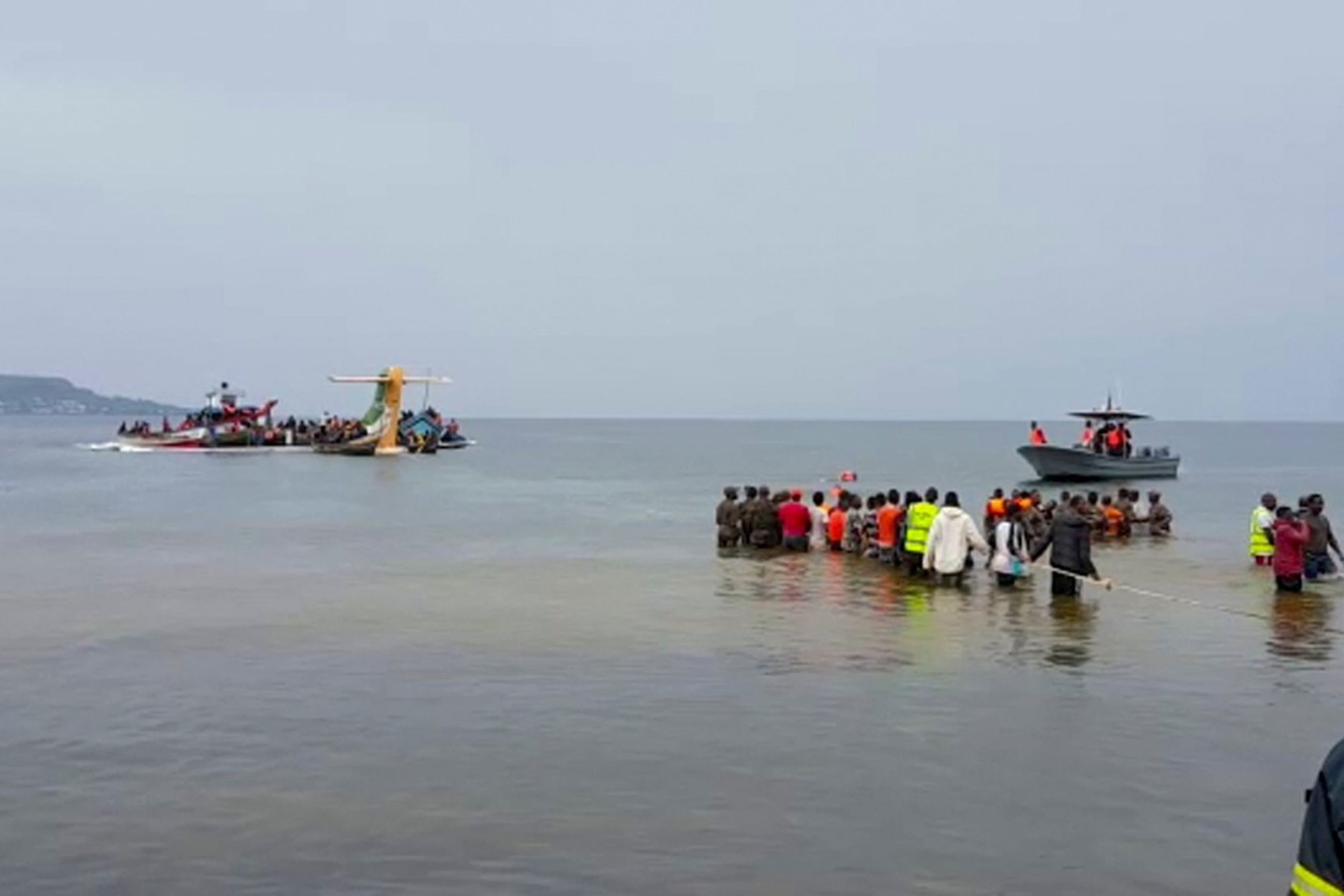 Rettungskräfte in Booten arbeiten nach dem Absturz eines Flugzeugs am Unglücksort.