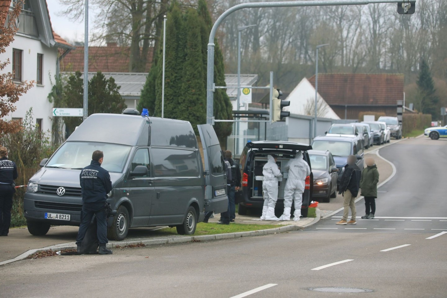 Einsatzkräfte begutachten einen Tatort in Illerkirchberg (Alb-Donau-Kreis).