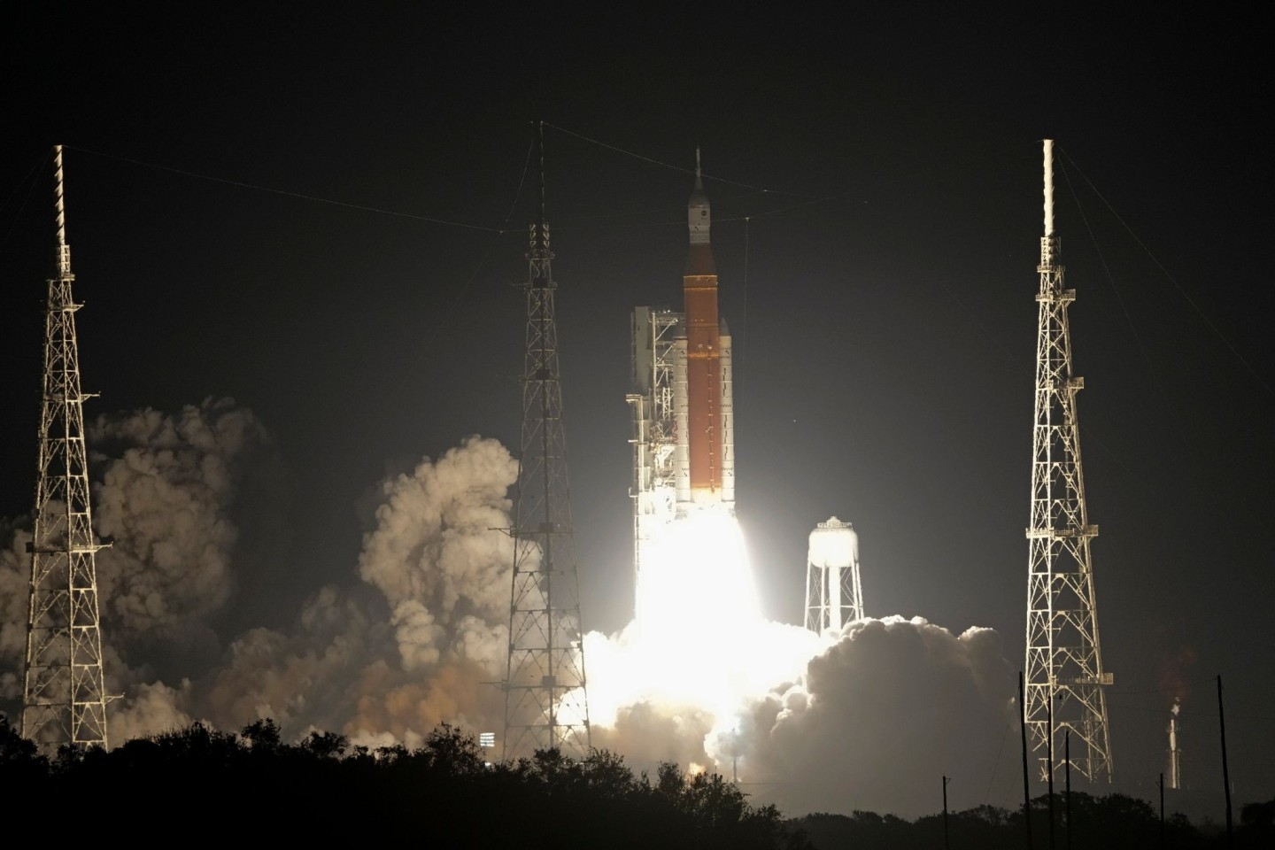 Die «Space Launch System»-Rakete startet am Weltraumbahnhof Cape Canaveral.