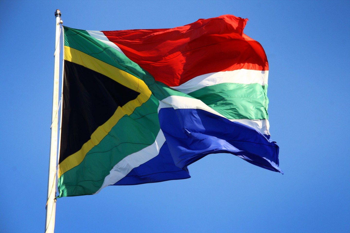 Eine südafrikanische Flagge: Auf dem Weg in den Kruger-Nationalpark wurde ein Tourist aus Deutschland überfallen und getötet.