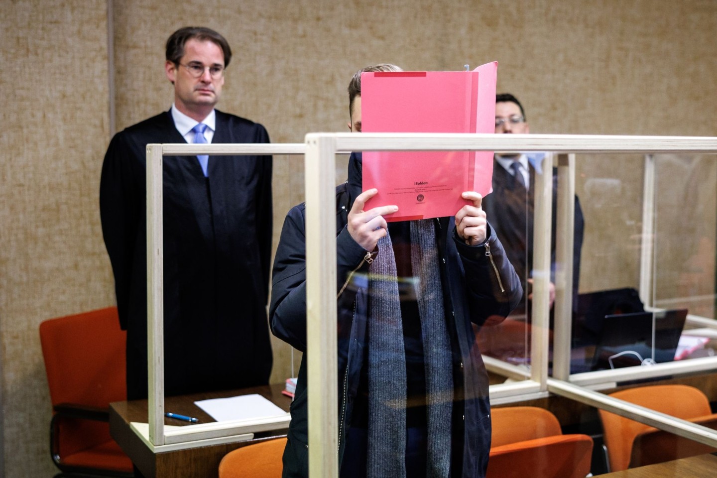 Der Angeklagte im Gerichtssaal in München.