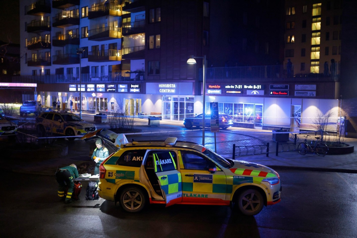 Medizinisches Personal steht an der Stelle, an der ein Mann erschossen in Solna aufgefunden wurde.