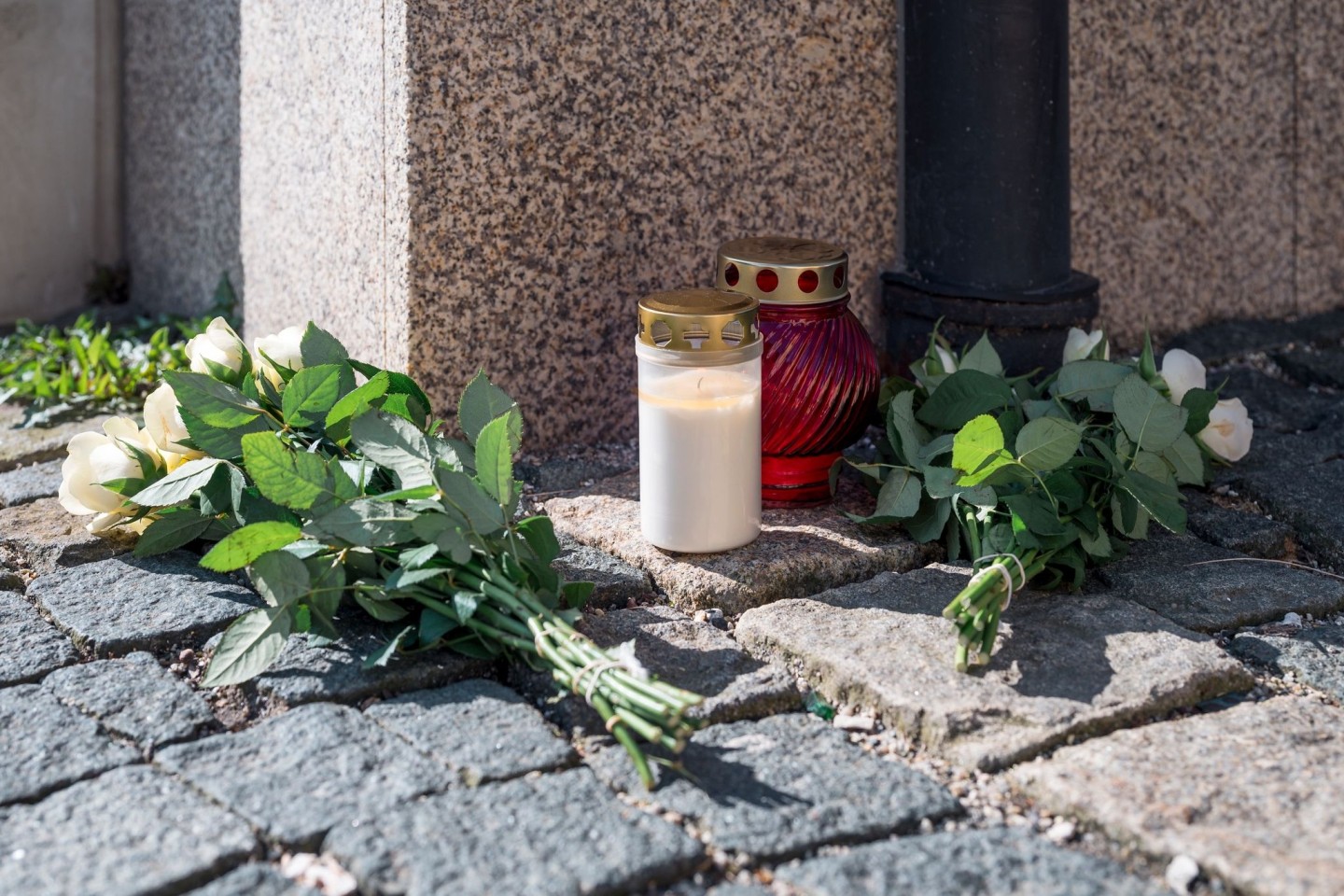 Blumen an der Zufahrtsstraße zum Kinder- und Jugendhilfezentrum in Wunsiedel, wo eine Zehnjährige tot aufgefunden wurde.