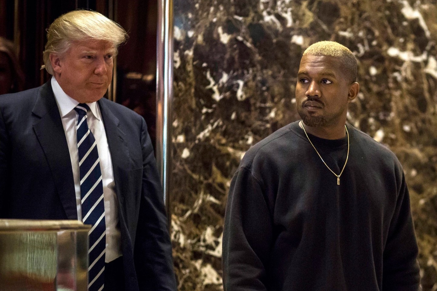 US-Präsident Donald Trump und US-Rapper Kanye West gehen im Trump Tower in Manhattan. (Archiv)