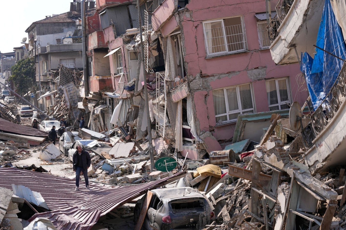 Ein Mann geht Anfang März über die Trümmer eingestürzter Gebäude in Hatay: Die Zahl der Todesopfer in der Türkei ist nach den Erdbeben nochmals gestiegen.