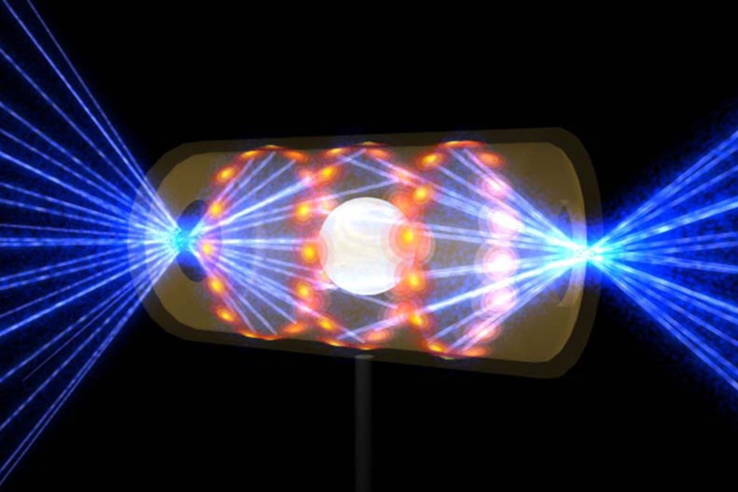 Ein NIF-Target-Pellet in einer Hohlraumkapsel mit Laserstrahlen. Die Strahlen komprimieren und erhitzen das Target auf die Bedingungen, die für die Kernfusion erforderlich sind.