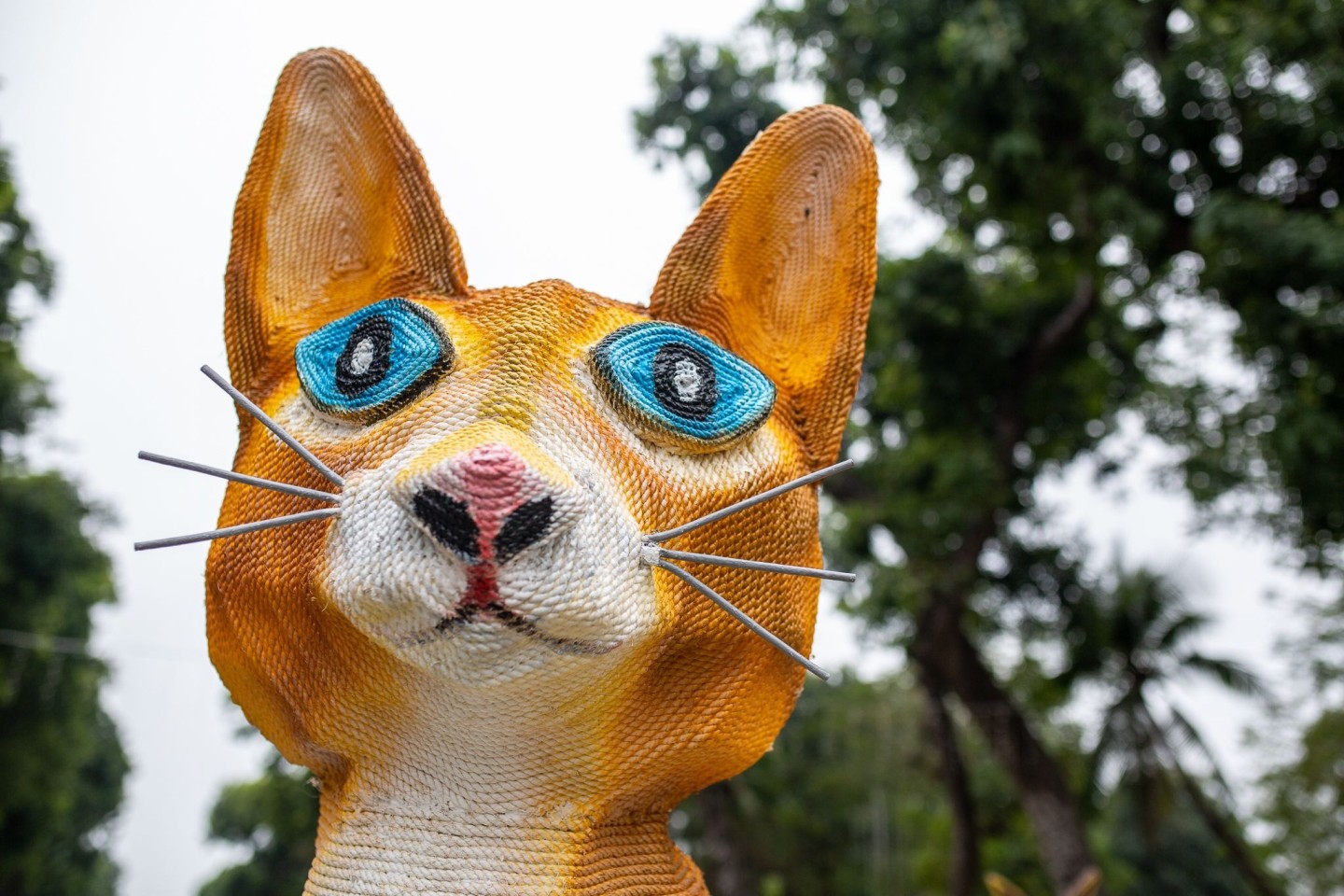 Die Statue einer großen Katze ist in Hanoi aufgebaut. In Vietnam haben unzählige, teils überdimensionale Stubentiger Einzug gehalten. Grund: Im Land am Mekong beginnt an diesem Wochenende...