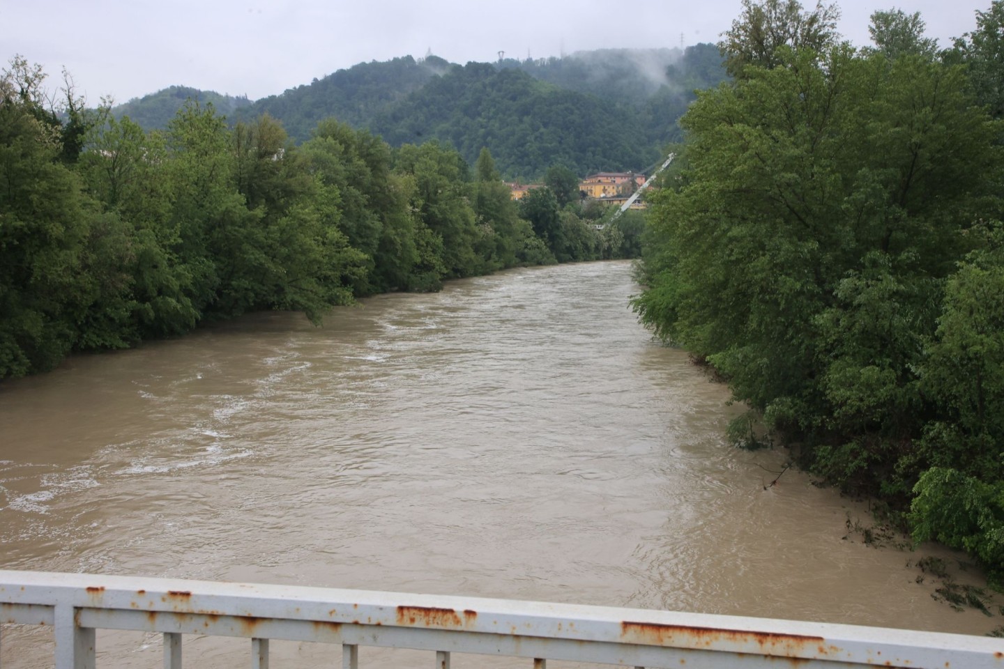 Ein Fluss ist nach heftigen Regenfällen bedrohlich angeschwollen.