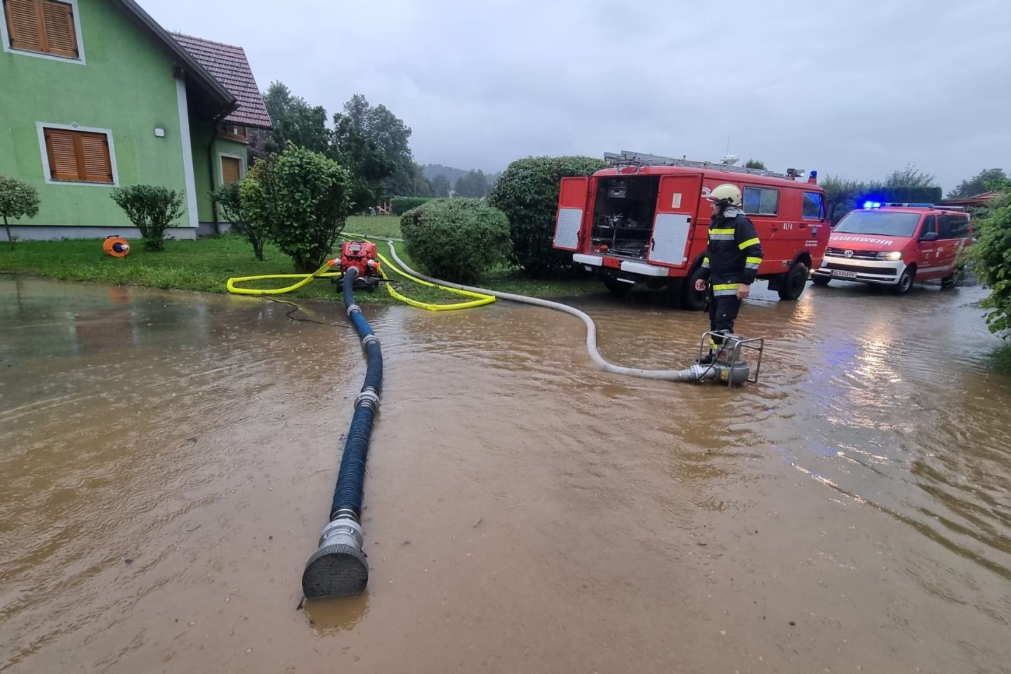 Nach starken Regenfällen ist die Feuerwehr im Bezirk Deutschlandsberg in Österreich im Einsatz.