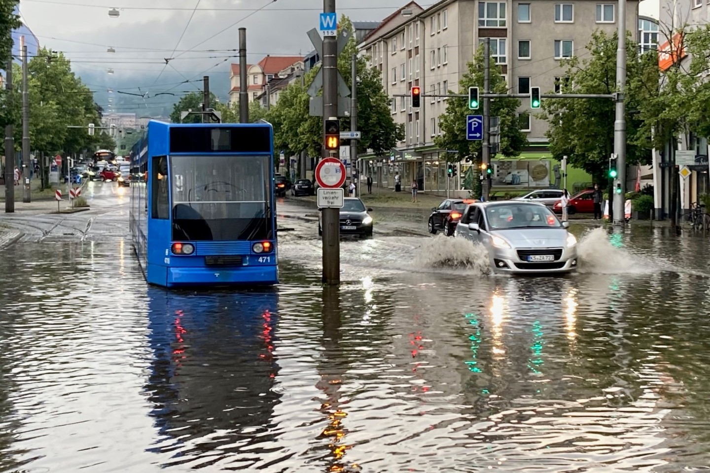 Wasser steht nach einem Unwetter auf der Wilhelmshöher Allee in Kassel.