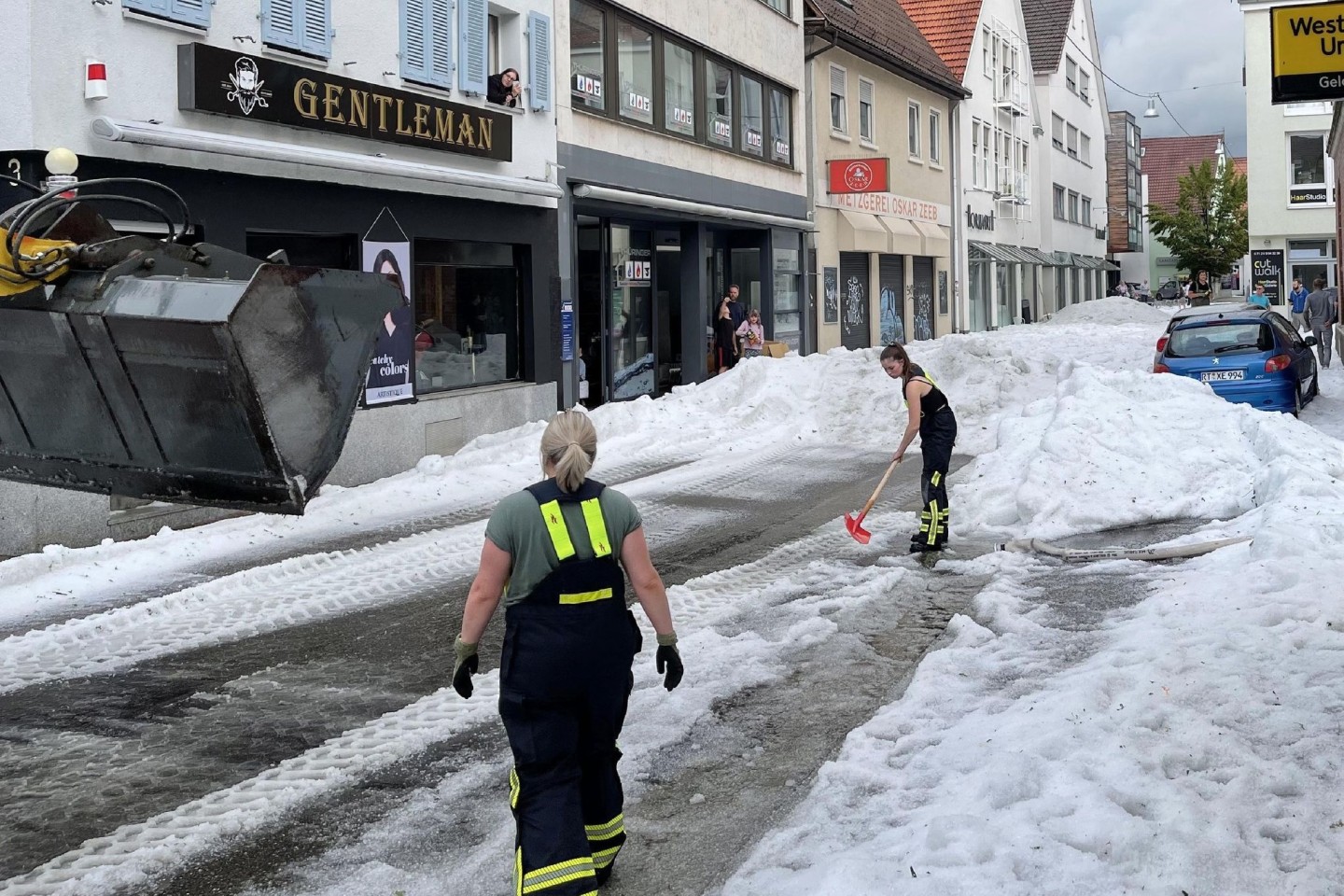 Nach einem Unwetter sind die Straßen in der Innenstadt von Reutlingen mit einer hohen Hagel-Schicht überzogen.
