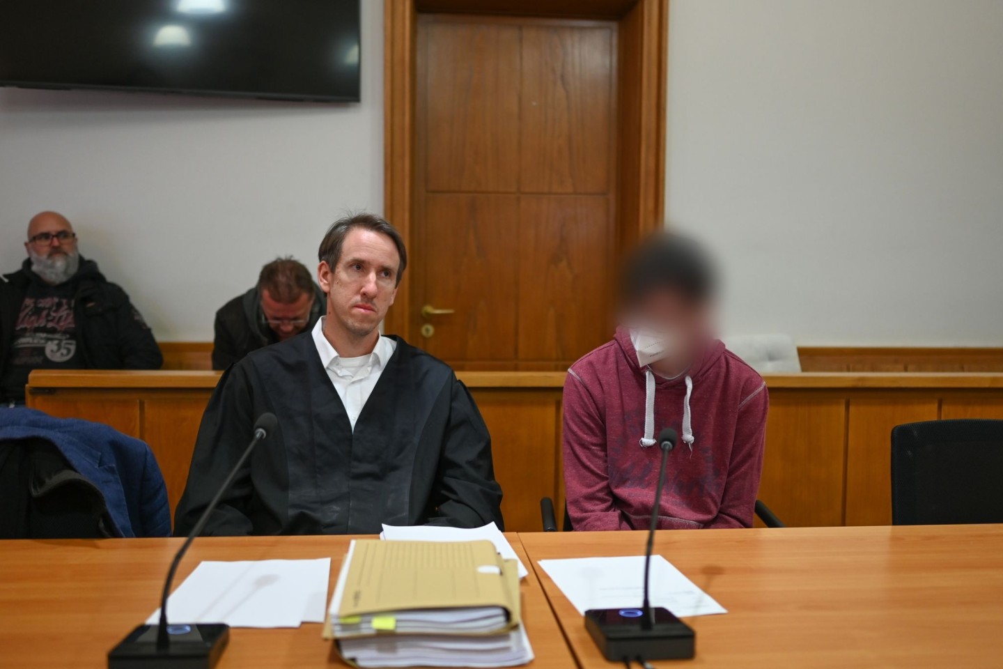 Der verurteilte Mörder (r) der elfjährigen Lena vor Prozessbeginn im Landgericht Oldenburg neben seinem Pflichtverteidiger.